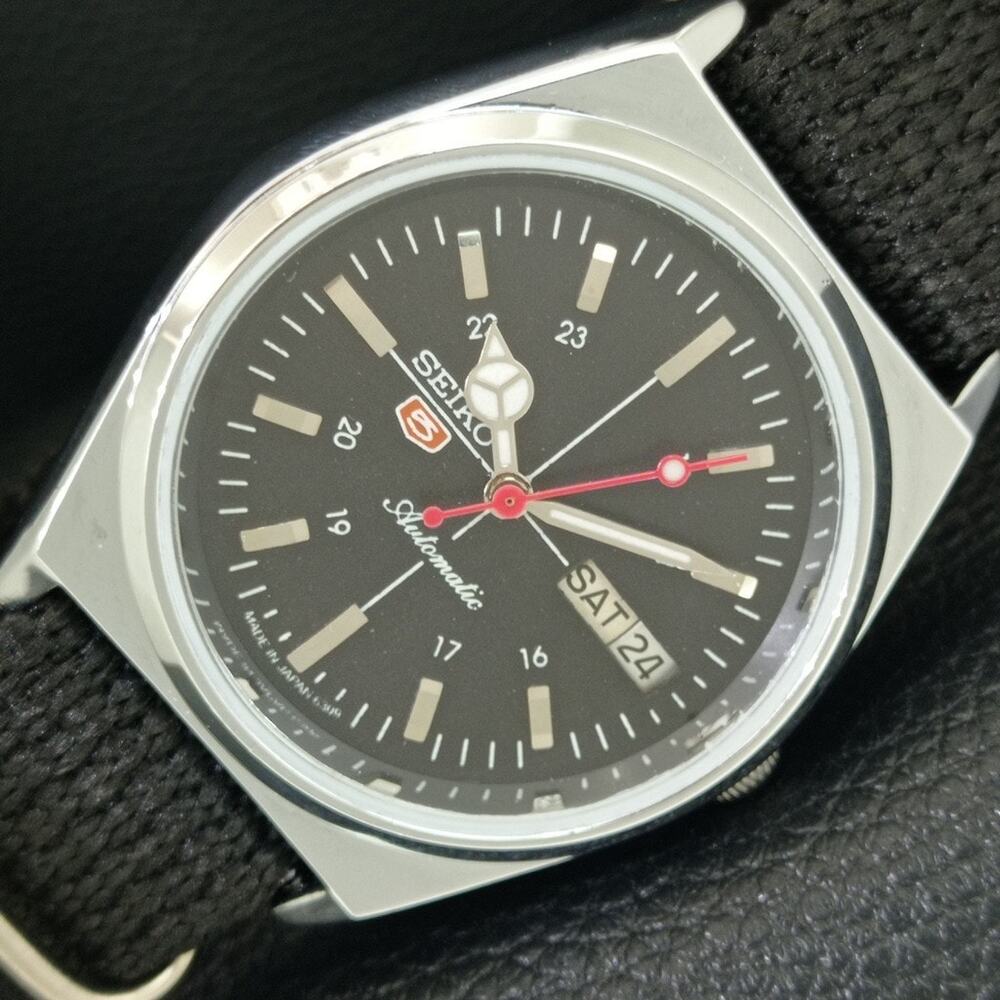 Vintage 1990 Seiko Automatic Mens Silver Watch W/daydate & Red accents